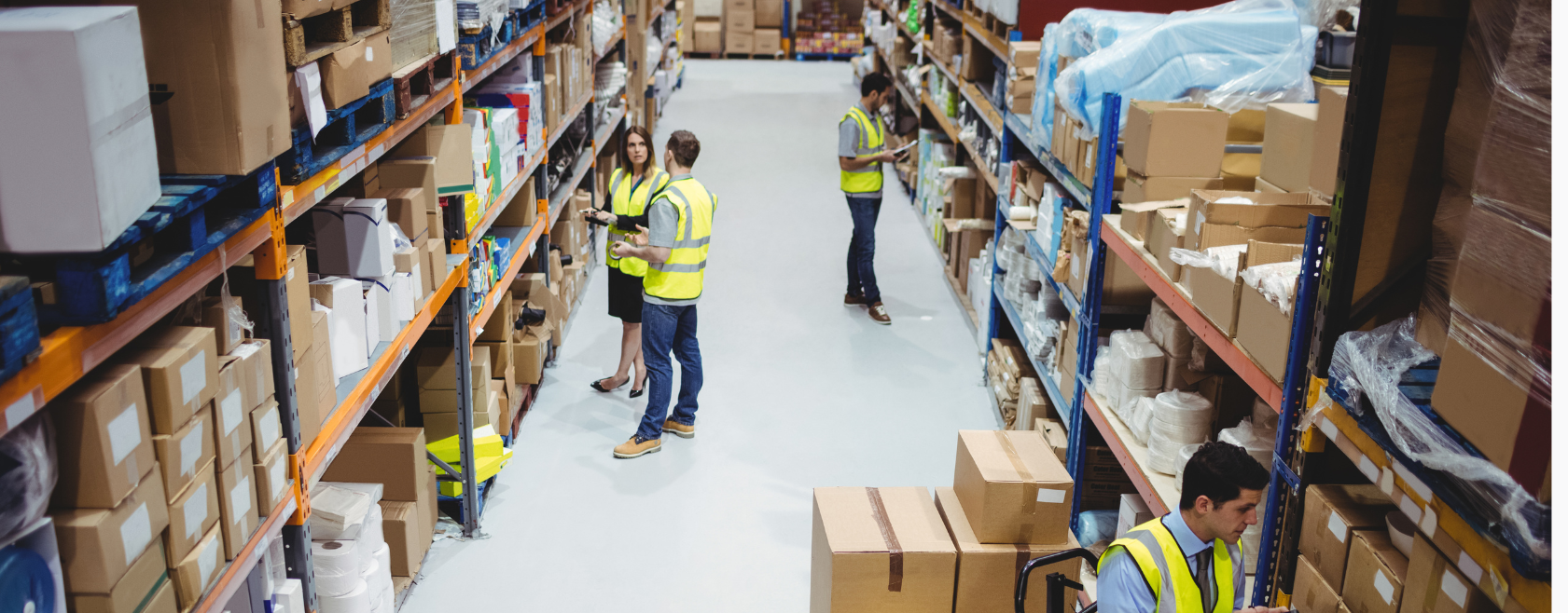 AI transforms warehouse operations by analyzing data lakes and optimizing automated technologies together.